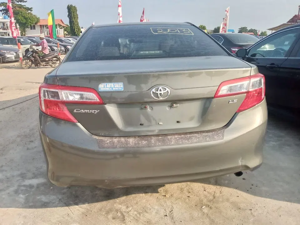 2013 Toyota Camry — photo 2