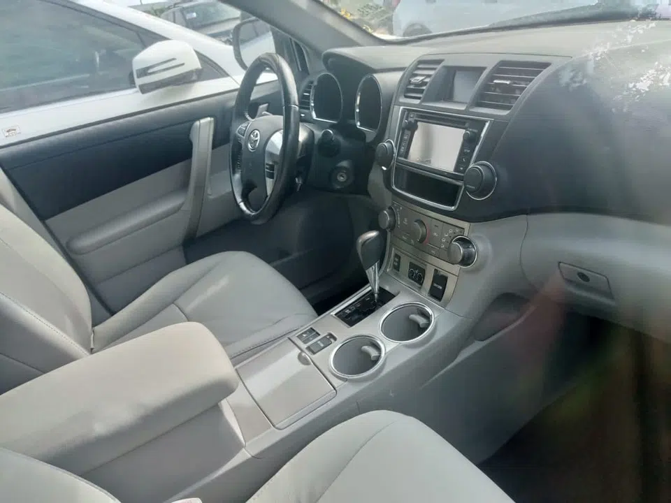 2013 Toyota Highlander — photo 2
