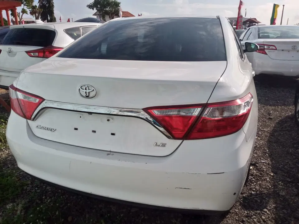 2017 Toyota Camry — photo 2