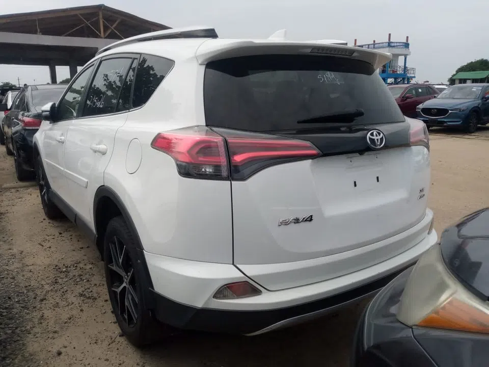 2016 Toyota Rav4 — photo 3
