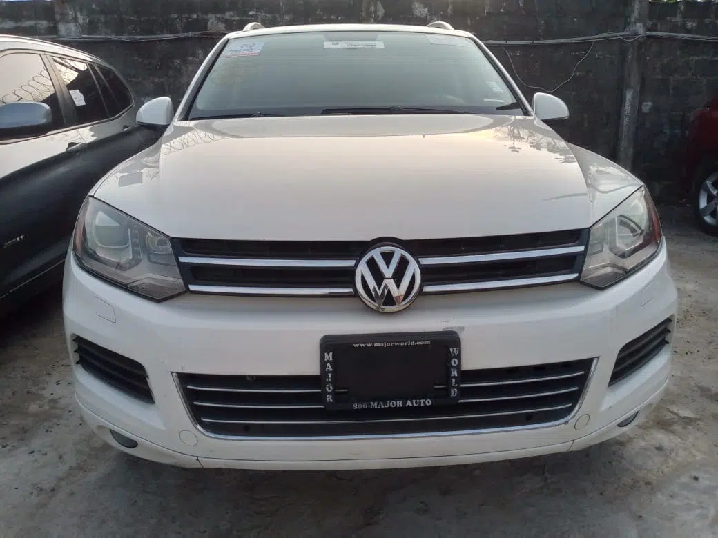 2011 Volkswagen Touareg — photo 1