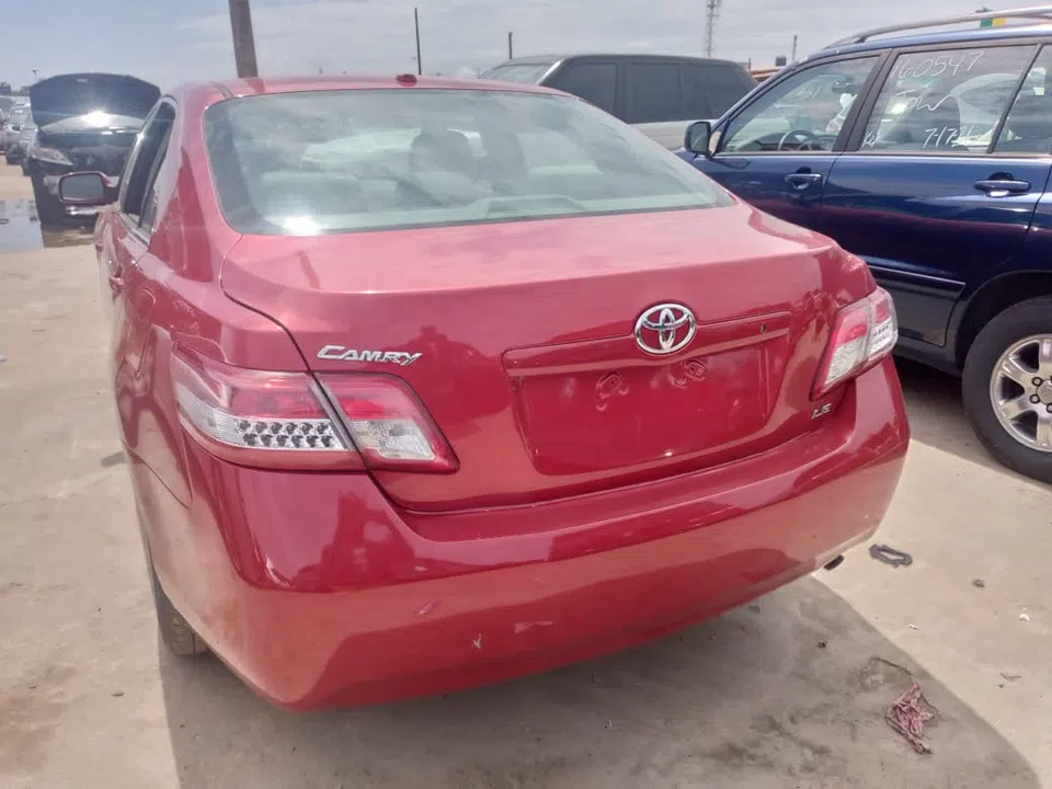 2011 Toyota Camry — photo 2