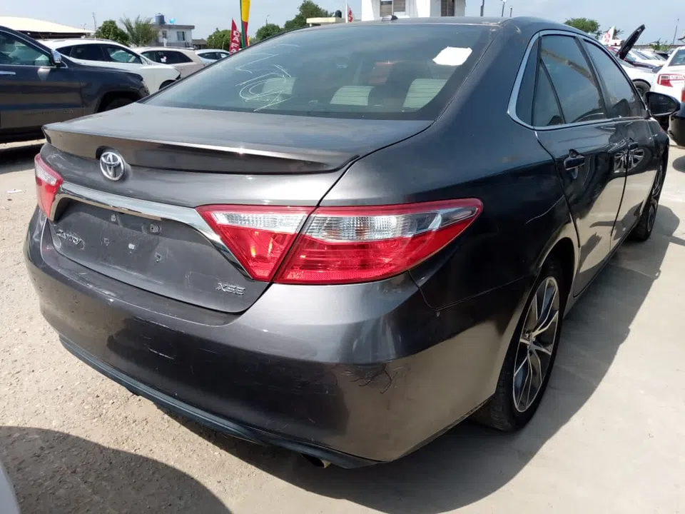 2015 Toyota Camry — photo 2
