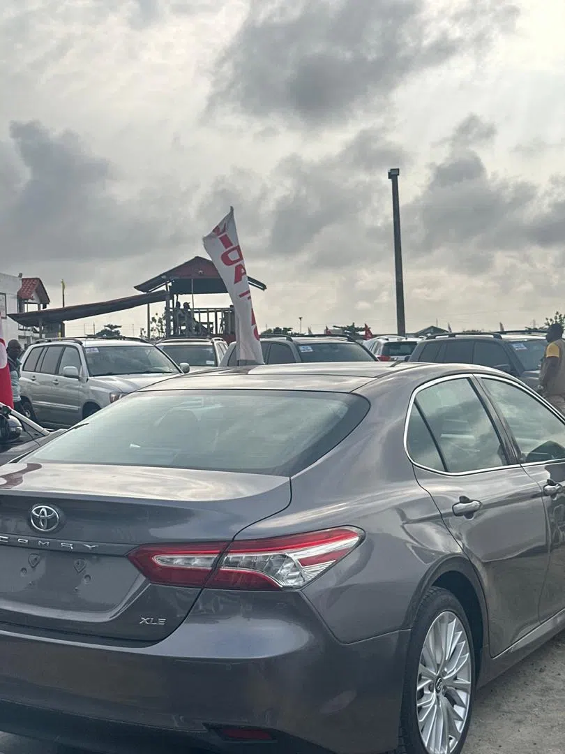 2018 Toyota Camry — photo 3