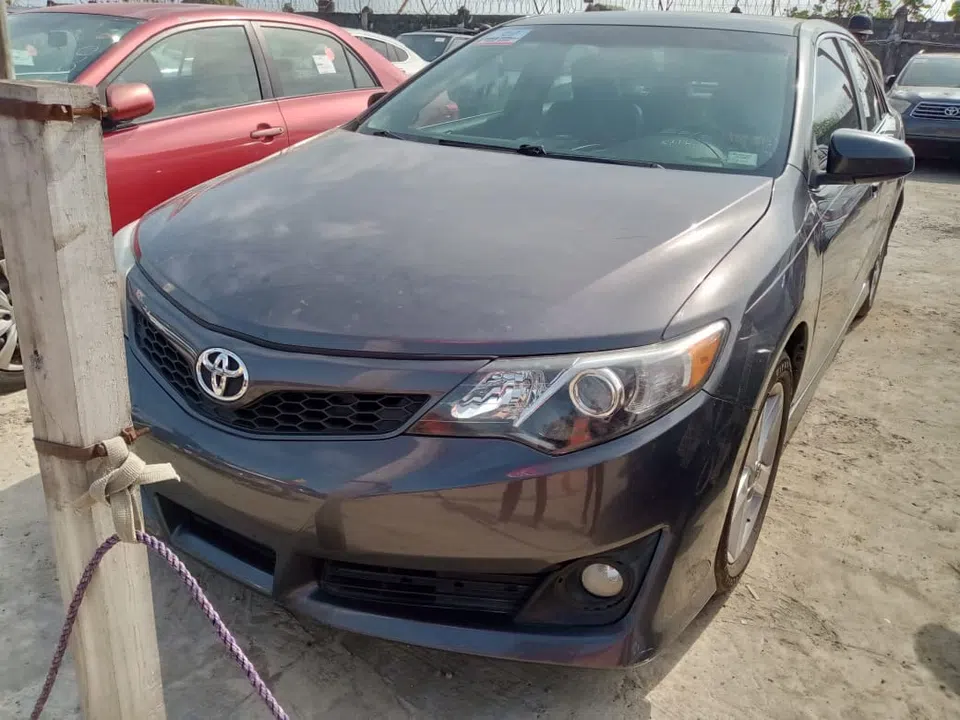 2013 Toyota Camry — photo 2