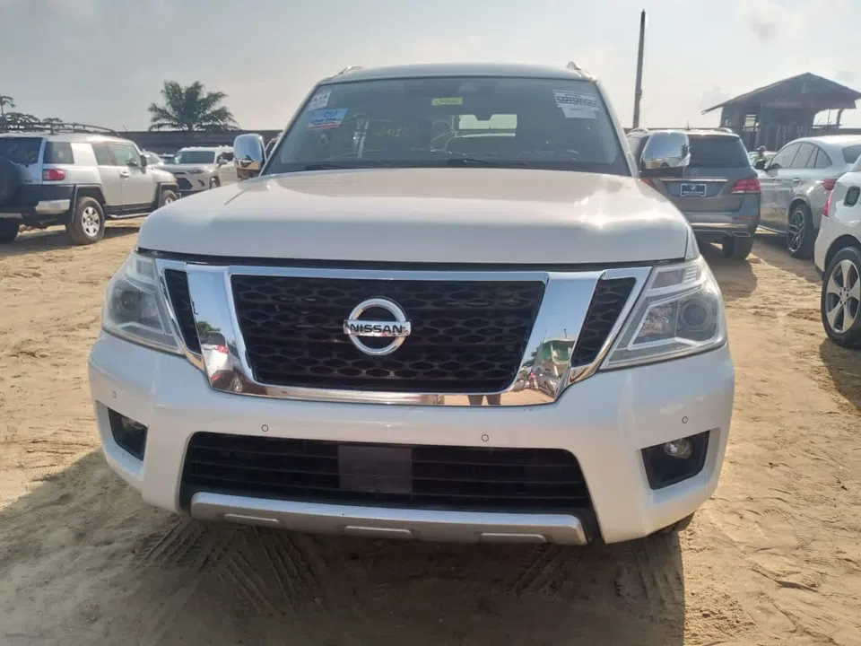 2018 Nissan Armada platinum — photo 2