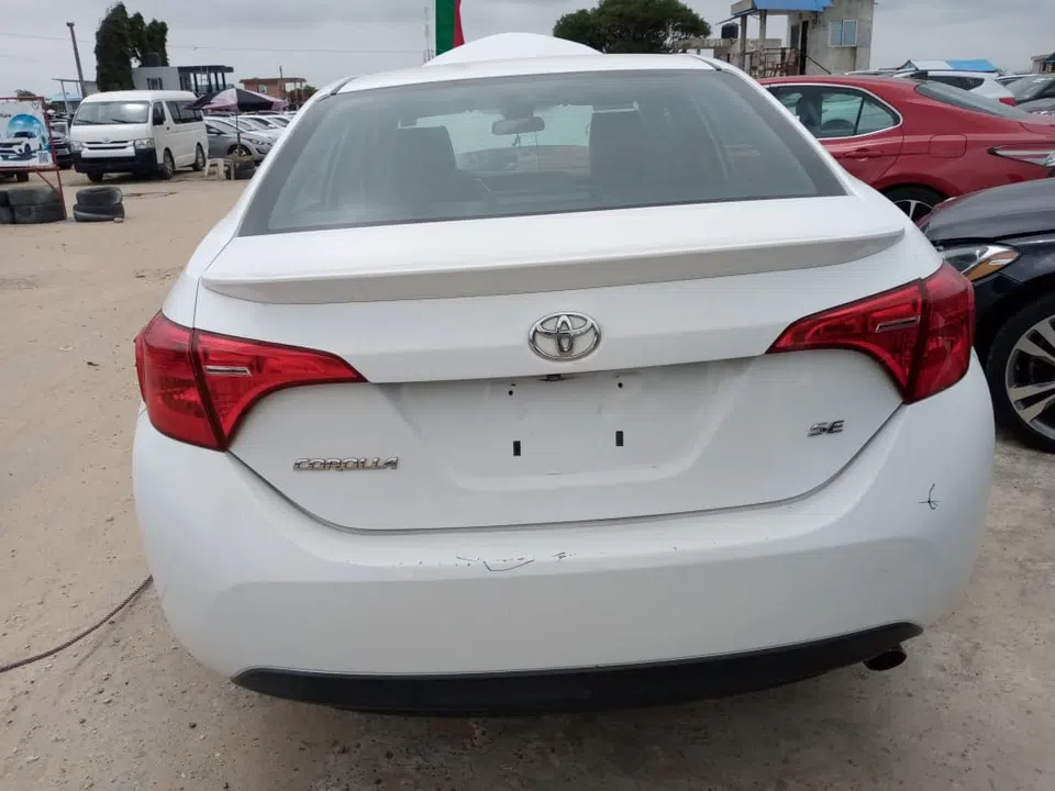 2017 Toyota Corolla — photo 2