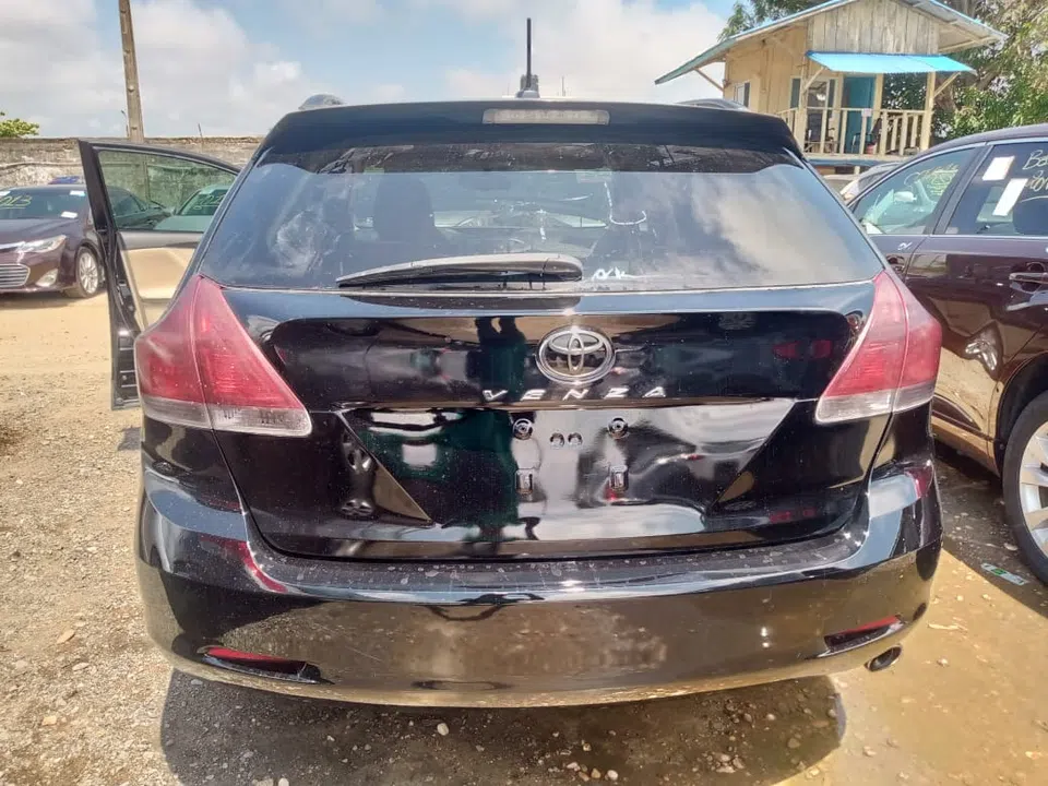 2011 Toyota Venza — photo 2
