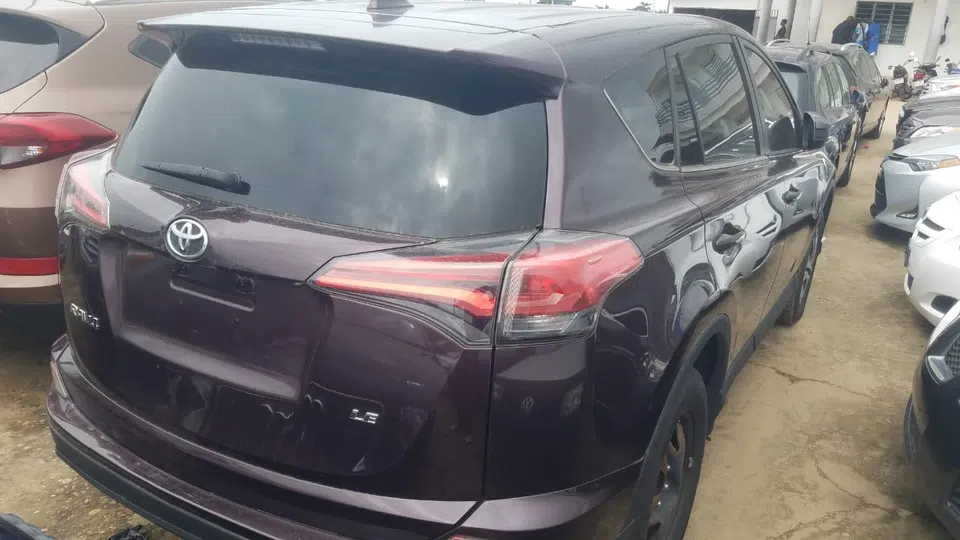 2018 Toyota Rav4 le — photo 3