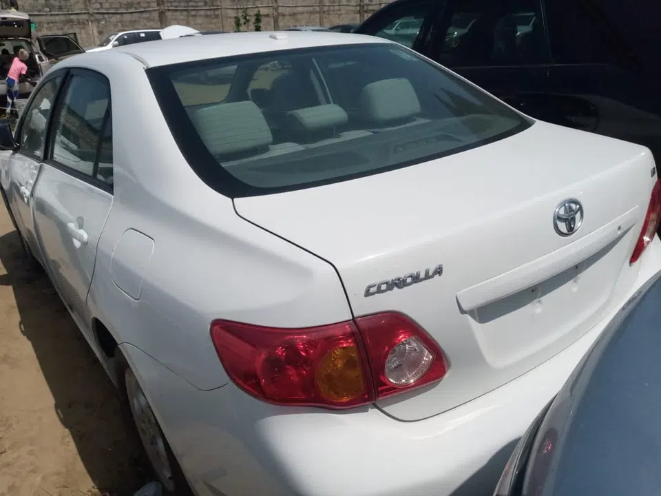 2010 Toyota Corolla — photo 2