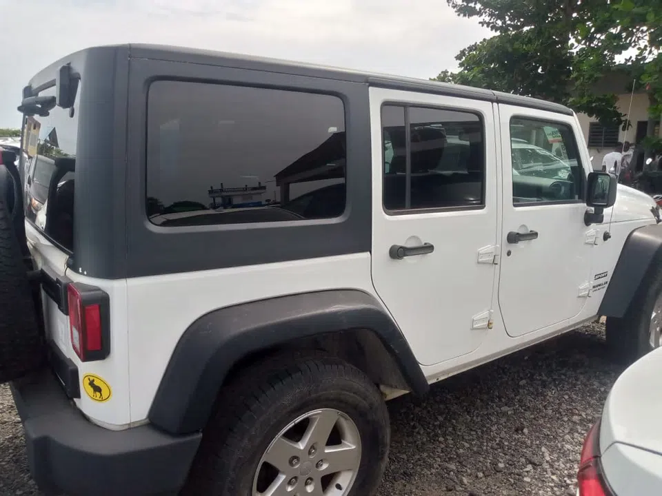 2012 Jeep Wrangler — photo 3
