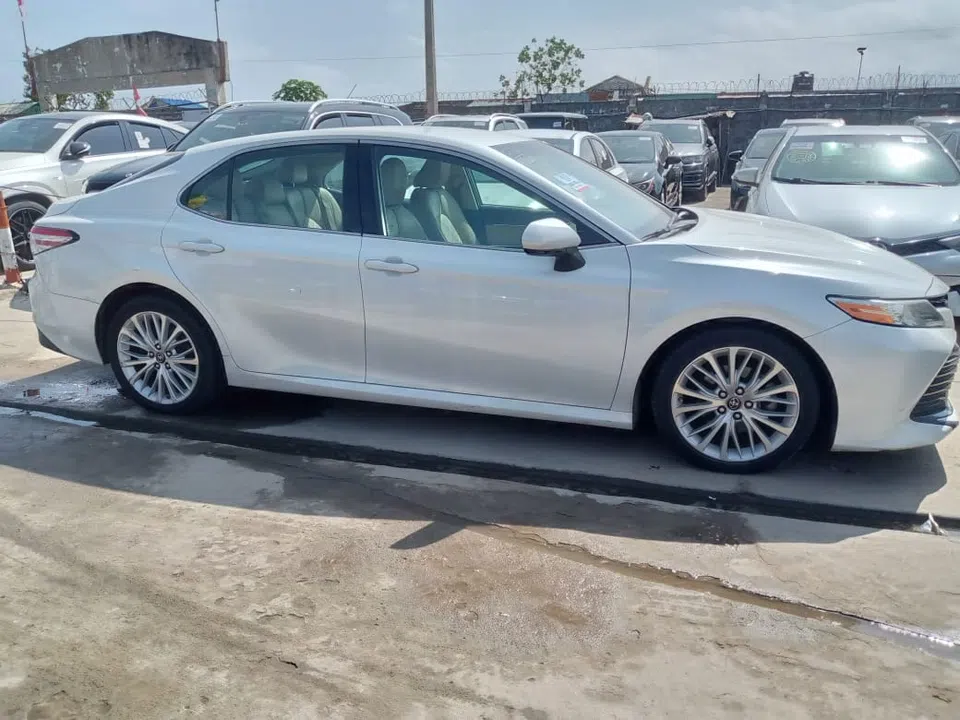 2018 Toyota Camry — photo 2