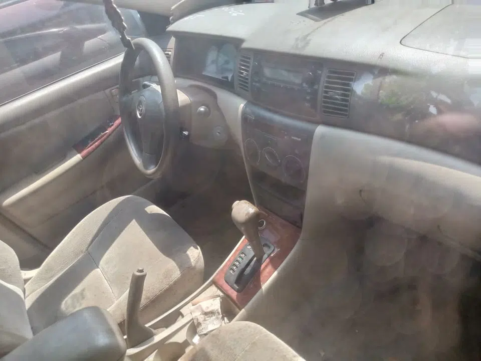 2004 Toyota Corolla — photo 2