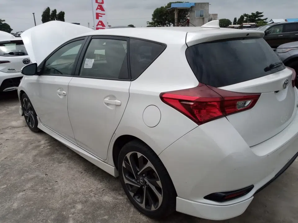 2018 Toyota Corolla — photo 2