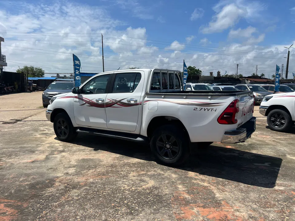 2021 Toyota Hilux — photo 3