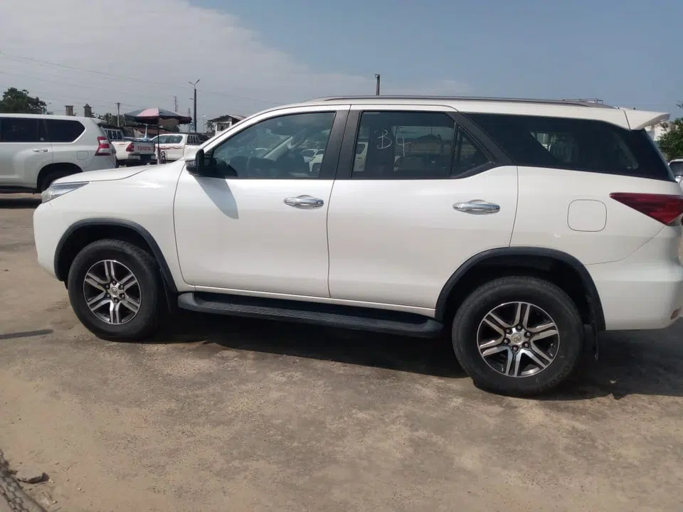 2017 Toyota Fortuner — photo 2