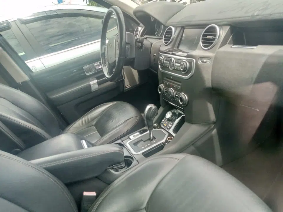 2010 Land-Rover Lr4 — photo 2