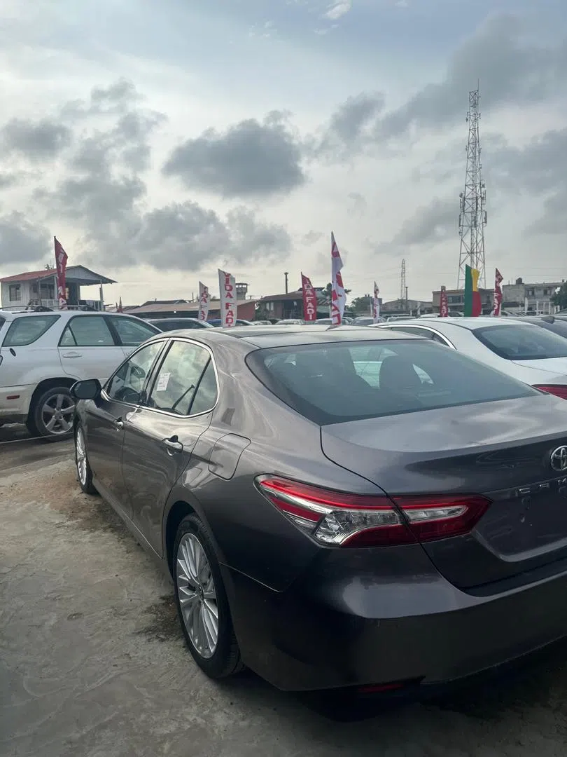 2018 Toyota Camry — photo 2