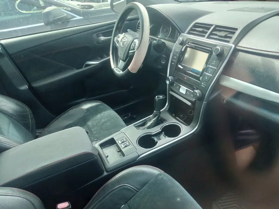 2015 Toyota Camry — photo 2