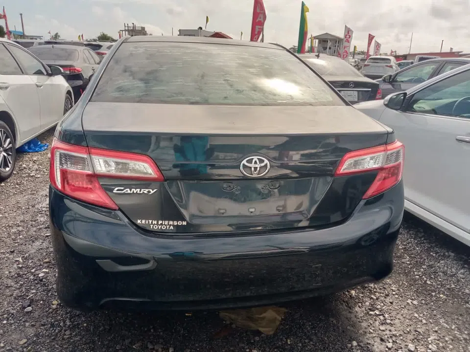 2014 Toyota Camry — photo 2