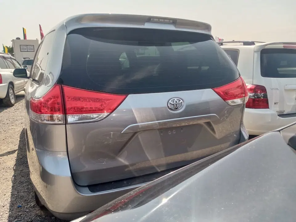 2011 Toyota Sienna — photo 3