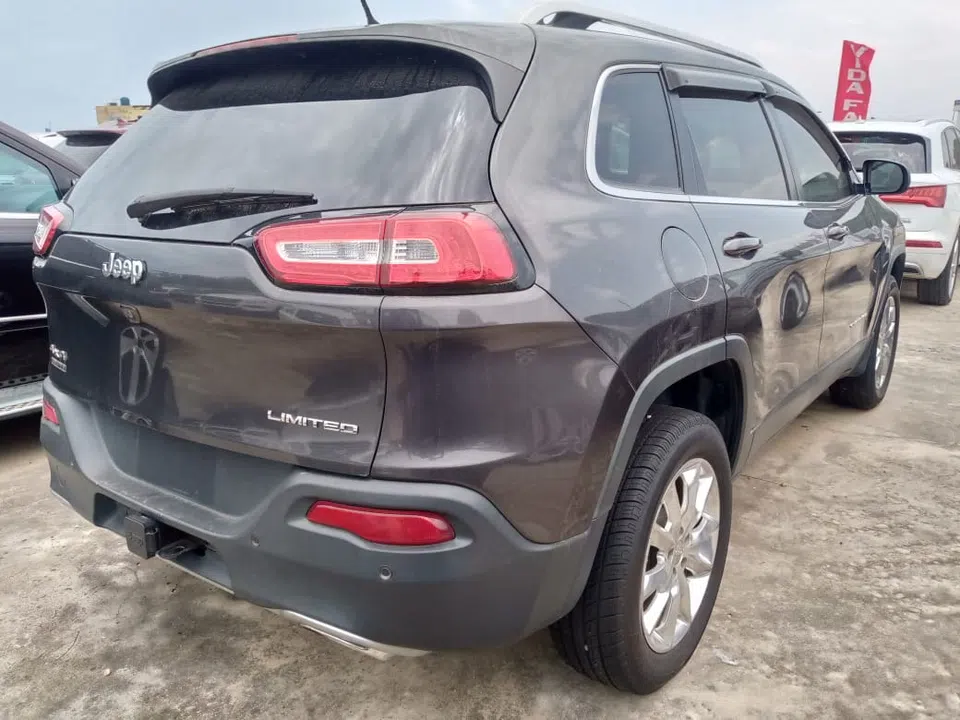 2015 Jeep Cherokee — photo 2