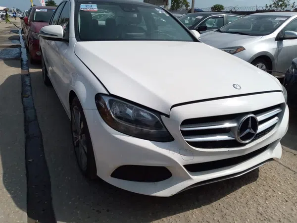 2016 Mercedes-Benz C 300 – photos, prix et caractéristiques