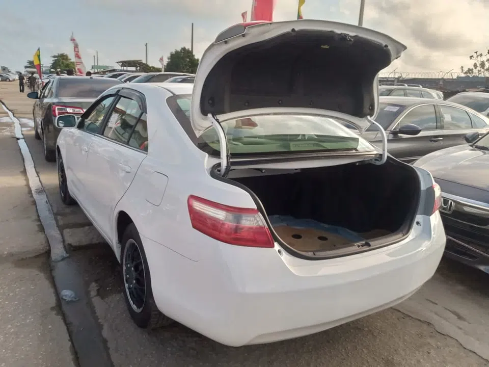 2009 Toyota Camry — photo 2