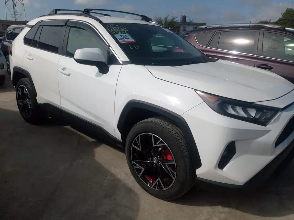 2019 Toyota Rav4 — photo 2