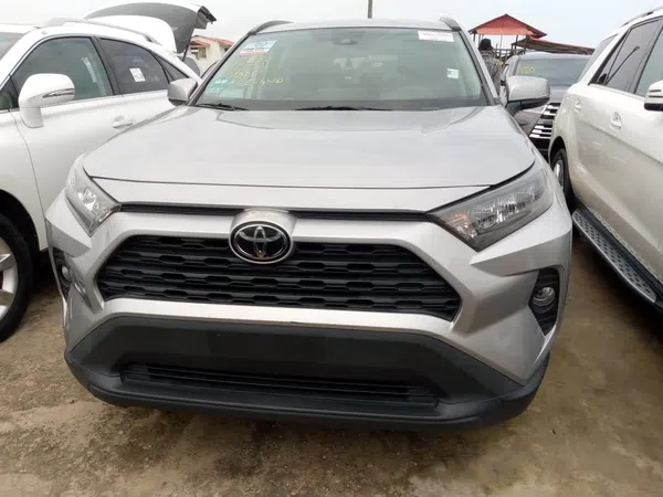 Toyota Rav4 le – photos, prix et caractéristiques