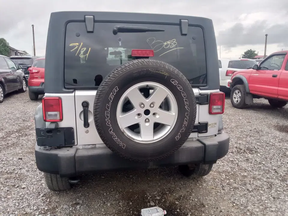 2011 Jeep Wrangler — photo 3
