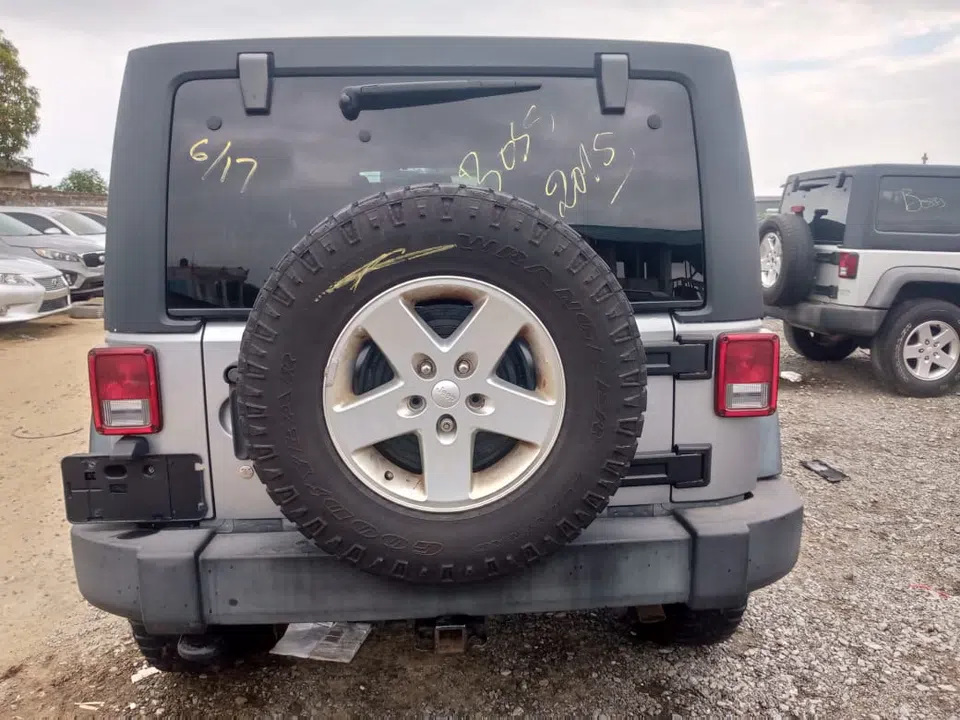 2015 Jeep Wrangler — photo 2