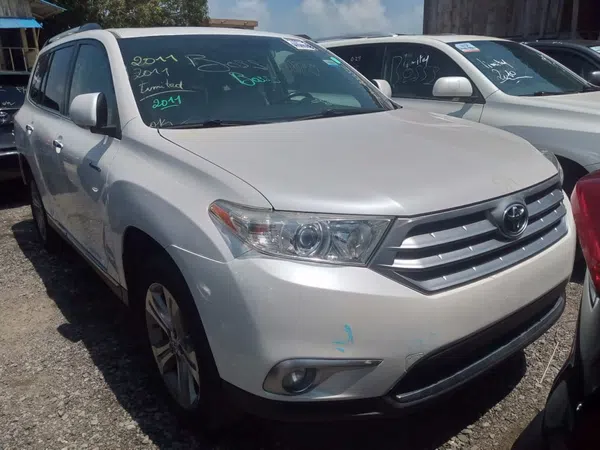 2011 Toyota Highlander photos, price and features