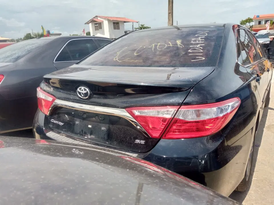 2017 Toyota Camry — photo 2