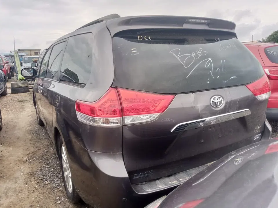 2011 Toyota Sienna — photo 3