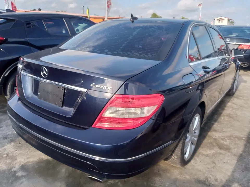 2011 Mercedes-Benz C-Class — photo 2