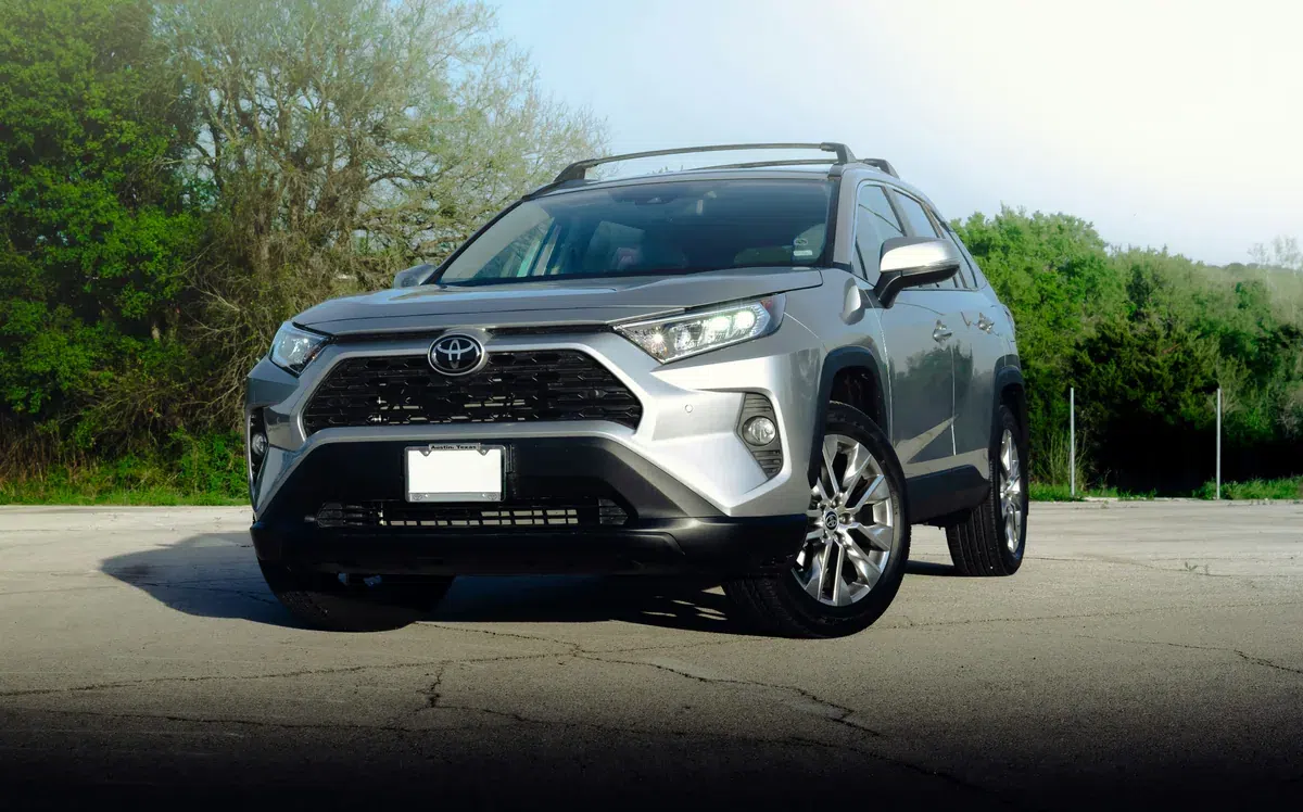 Toyota RAV4 gris vu de trois quarts avant