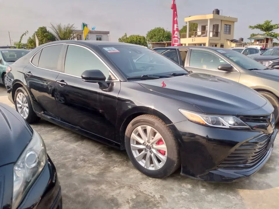 2018 Toyota Camry — véhicule vendu — photo 2