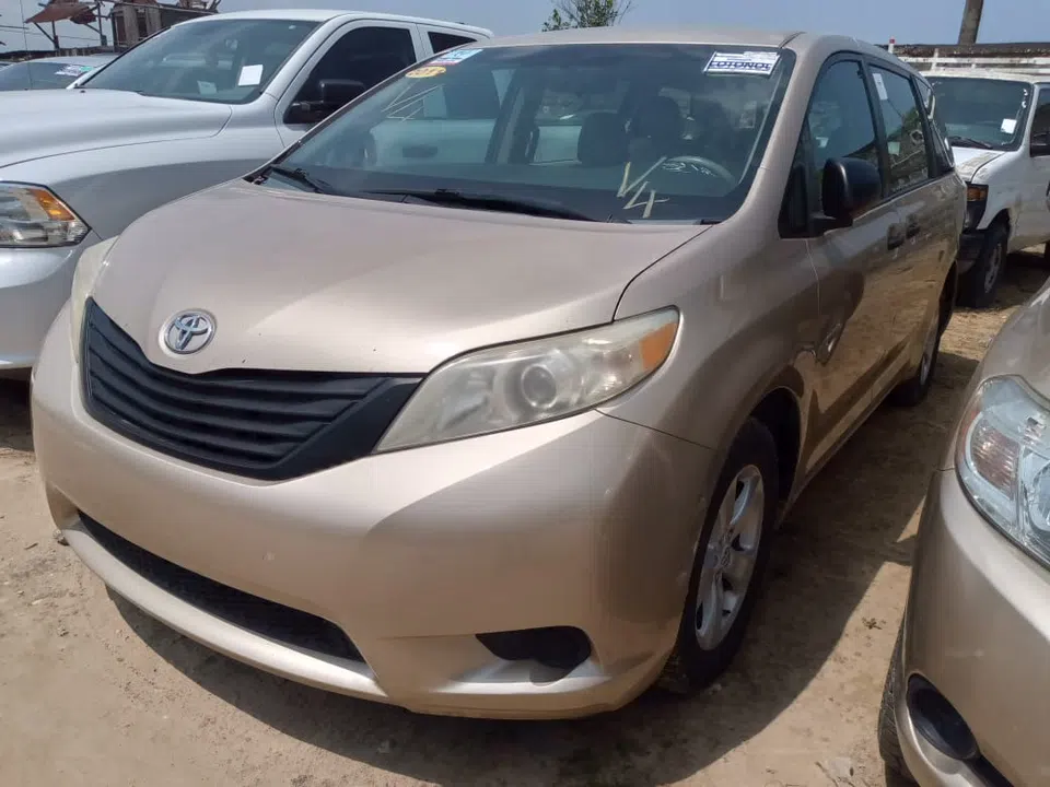 2011 Toyota Sienna — photo 2