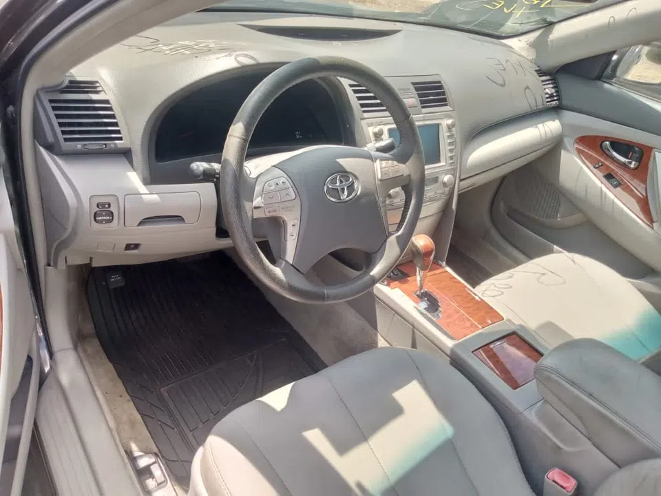 2011 Toyota Camry — photo 2