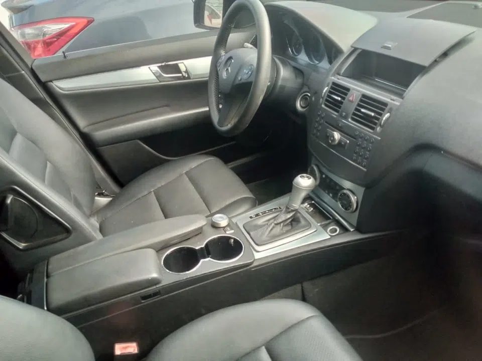 2010 Mercedes-Benz C-Class — photo 3