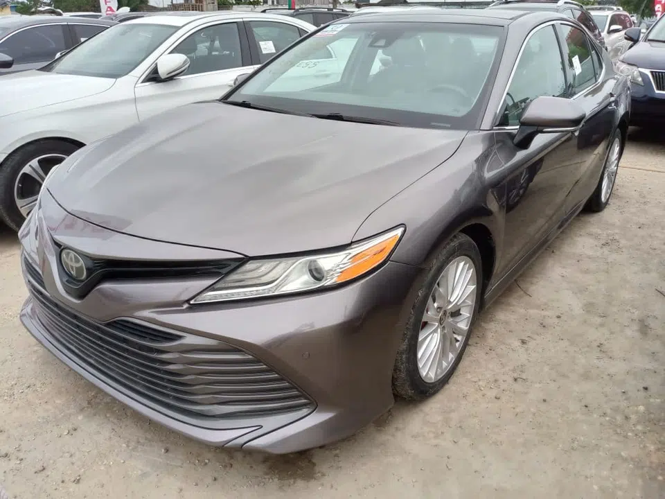 2018 Toyota Camry — photo 2