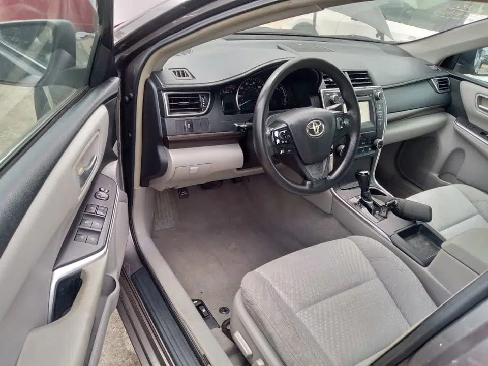 2015 Toyota Camry — photo 2
