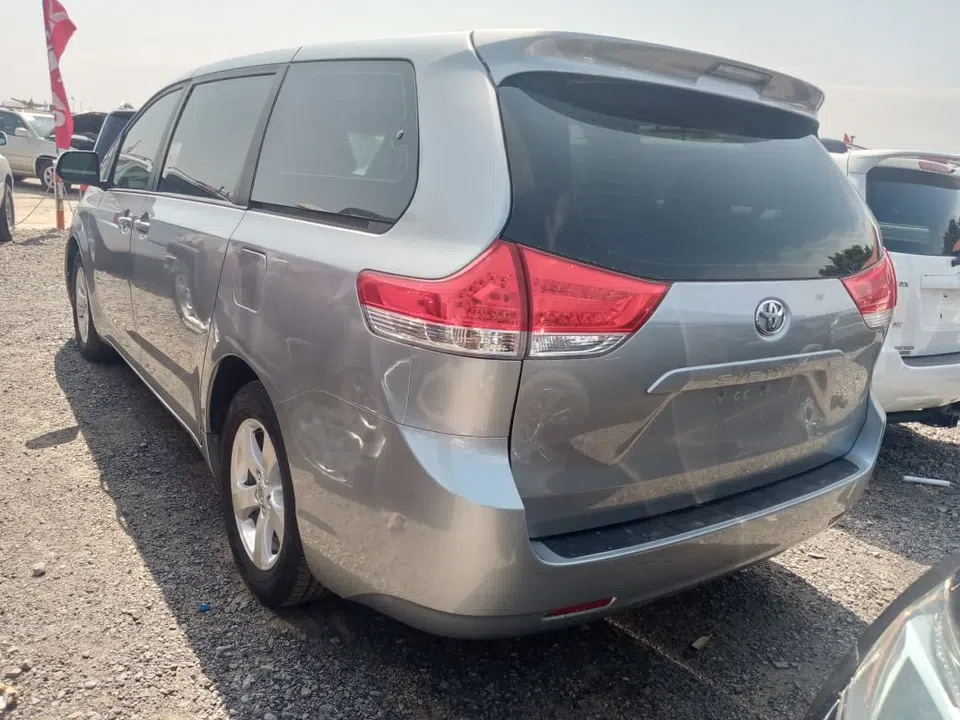 2011 Toyota Sienna — photo 2