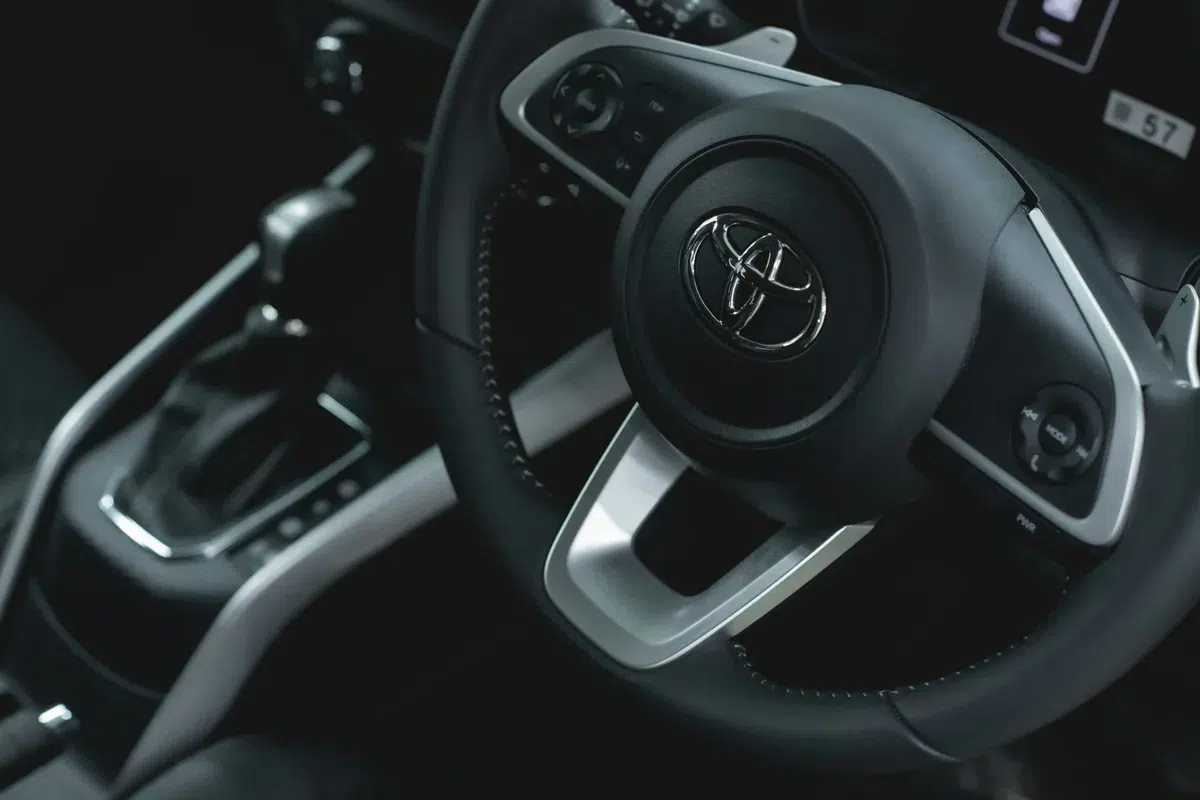 Volant Toyota, commandes et console centrale dans l’habitacle