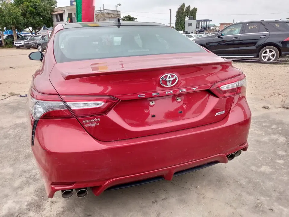 2019 Toyota Camry — véhicule vendu — photo 2