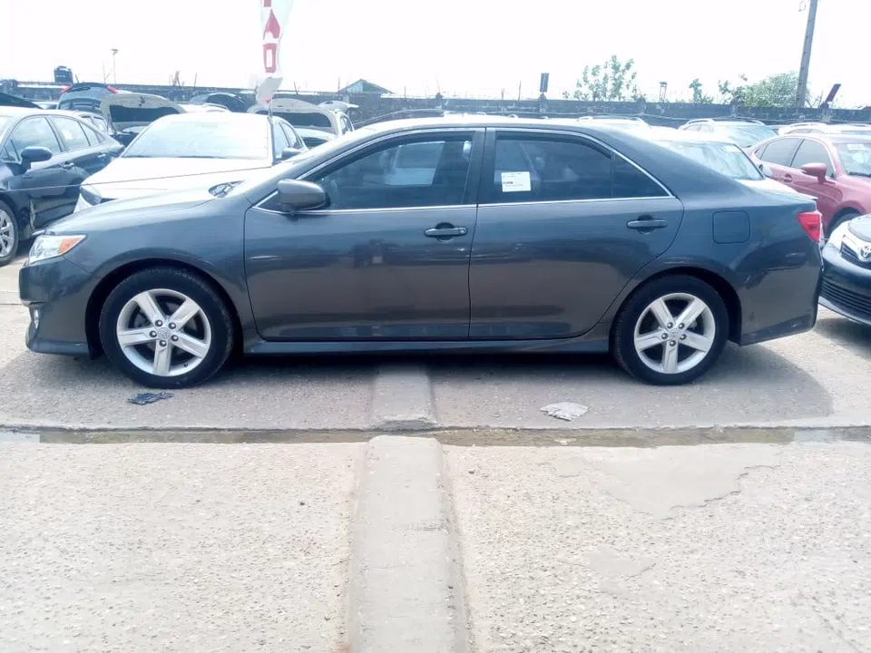 2012 Toyota Camry — véhicule vendu — photo 2