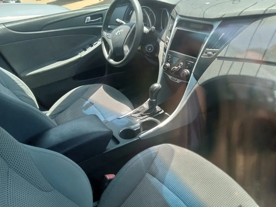 2011 Hyundai Sonata — photo 2