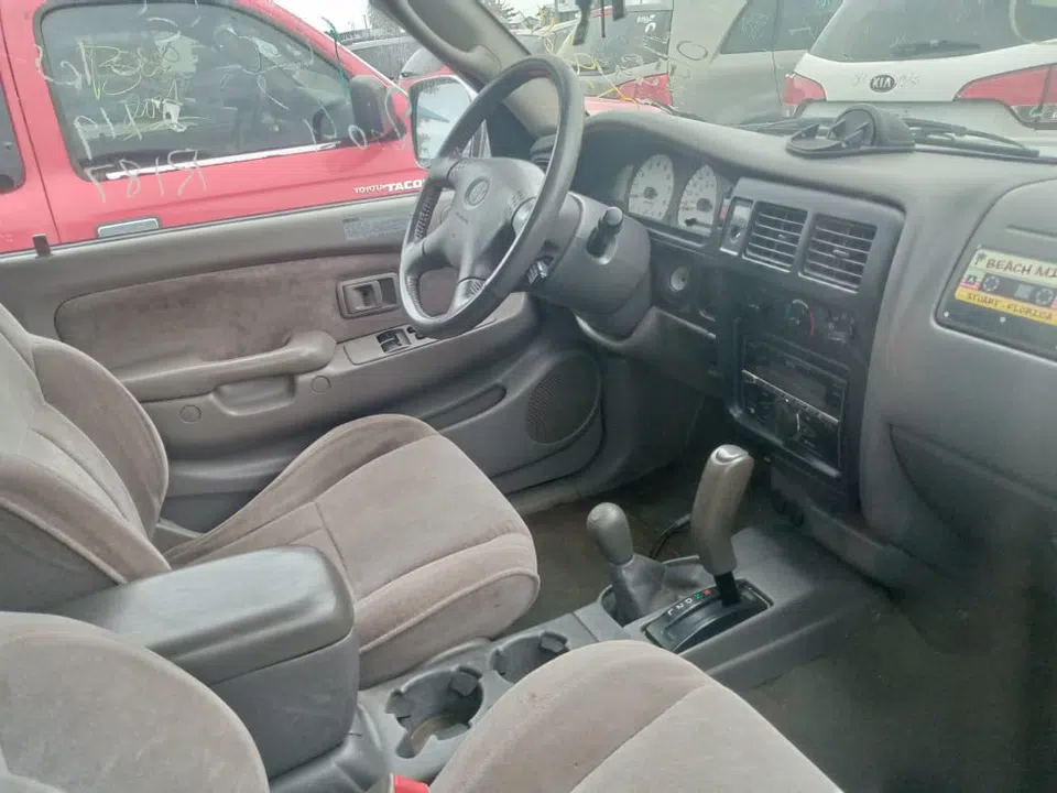 2004 Toyota Tacoma — photo 2
