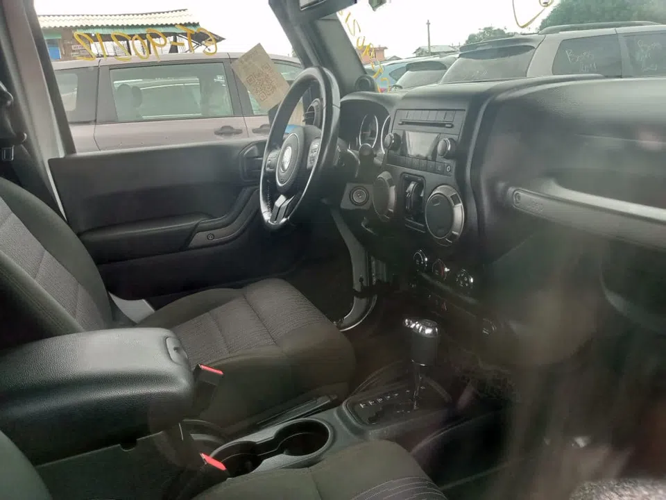 2011 Jeep Wrangler — photo 2